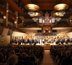 Vista general del auditorio con la Orquesta Sinfónica y Coro de RTVE momentos antes de comenzar los actos