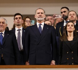 Sus Majestades los Reyes durante la interpretación del Himno Nacional