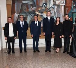 Fotografía de grupo de Sus Majestades los Reyes junto a los representantes de la Orquesta Sinfónica, Coro de RTVE, el director de la Orquesta y los so