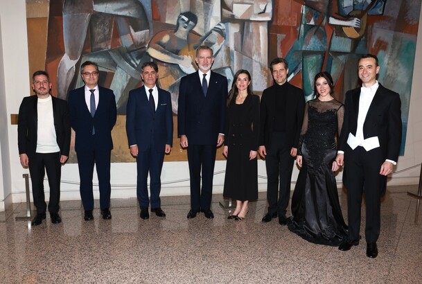 Fotografía de grupo de Sus Majestades los Reyes junto a los representantes de la Orquesta Sinfónica, Coro de RTVE, el director de la Orquesta y los so