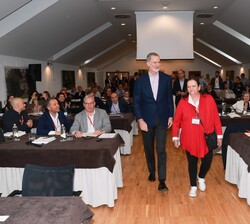 Don Felipe accede a la sala Fuente de los Baños de Diana del Centro de Congresos y Convenciones Guardia de Corps