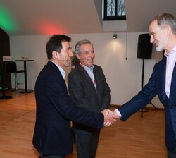 Don Felipe recibe el saludo de Iñaki Gabilondo, periodista, y Juan José Álvarez, catedrático de Derecho Internacional Privado de la Universidad del Pa