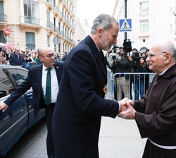Su Majestad el Rey recibe el saludo del ministro provincial de la Comunidad de Padres Capuchinos, Padre Carlos Coca