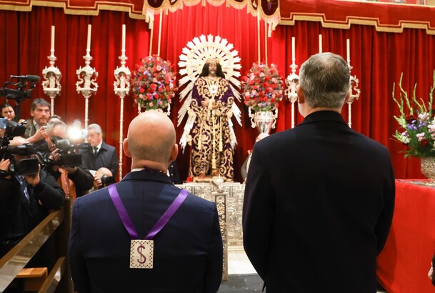 Don Felipe frente a la imagen de Nuestro Padre Jesús Nazareno, "Cristo de Medinaceli"