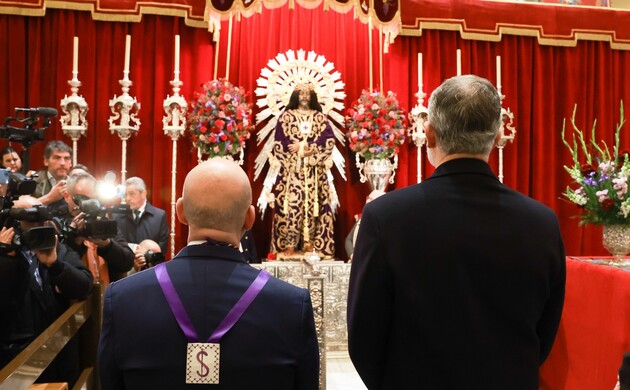 Don Felipe frente a la imagen de Nuestro Padre Jesús Nazareno, "Cristo de Medinaceli"