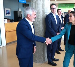 Su Majestad la Reina recibe el saludo del presidente de la federación Española de Natación, Fernando Carpena, durante el saludo a las autoridades