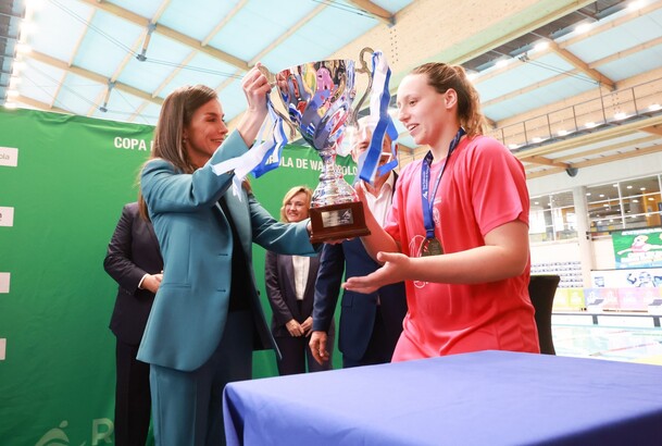 Doña Letizia hace entrega de la Copa a la capitana del CN Sant Andreu