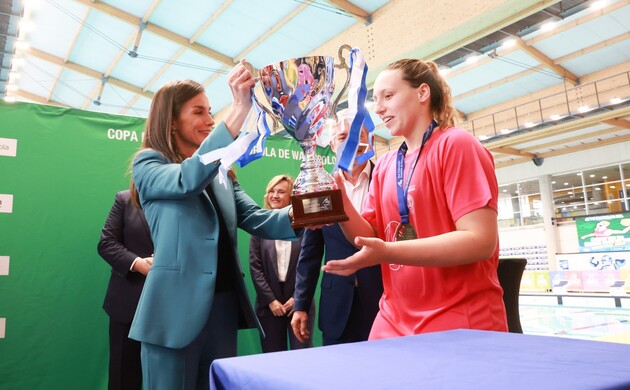 Doña Letizia hace entrega de la Copa a la capitana del CN Sant Andreu