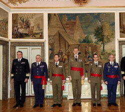 Su Majestad el Rey junto a los componentes de la audiencia militar a un grupo de generales de división y vicealmirantes