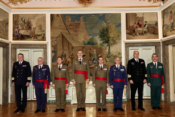 Su Majestad el Rey junto a los componentes de la audiencia militar a un grupo de generales de división y vicealmirantes