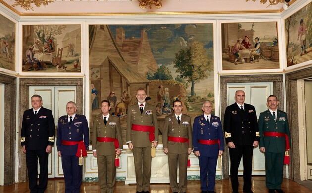 Su Majestad el Rey junto a los componentes de la audiencia militar a un grupo de generales de división y vicealmirantes