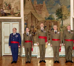Fotografía de grupo de Su Majestad el Rey junto a los tenientes generales que han sido recibidos en audiencia militar