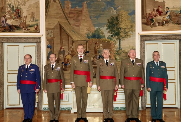 Fotografía de grupo de Su Majestad el Rey junto a los tenientes generales que han sido recibidos en audiencia militar