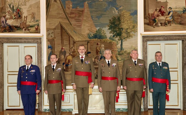 Fotografía de grupo de Su Majestad el Rey junto a los tenientes generales que han sido recibidos en audiencia militar