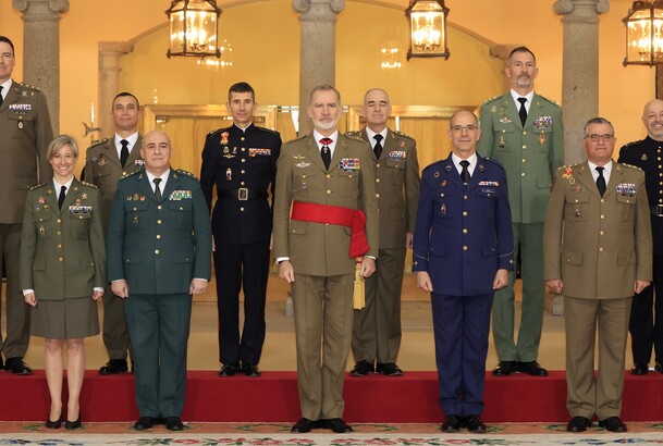Don Felipe junto a los coroneles y capitanes de navío que han sido recibidos en audiencia militar