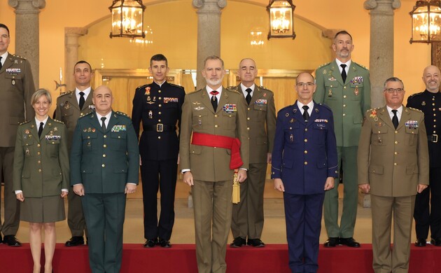 Don Felipe junto a los coroneles y capitanes de navío que han sido recibidos en audiencia militar