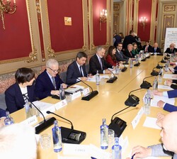 Sus Majestades los Reyes durante la reunión mantenida con las Entidades Sociales