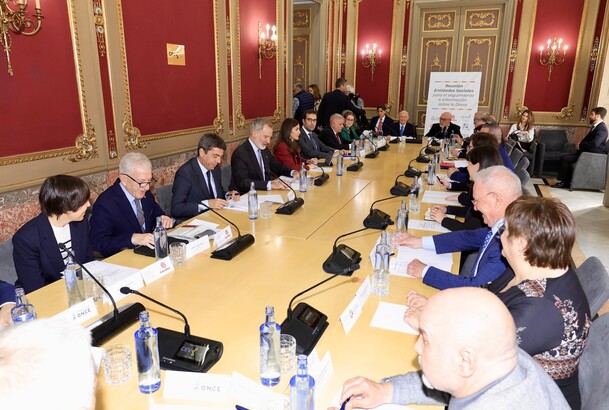 Sus Majestades los Reyes durante la reunión mantenida con las Entidades Sociales