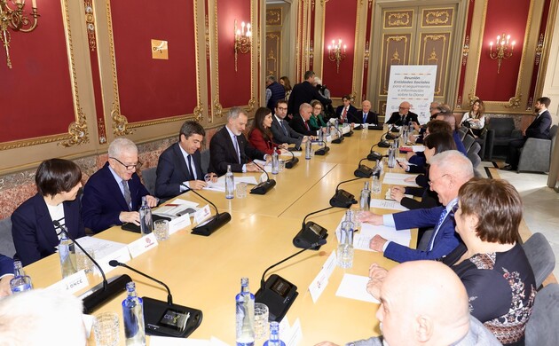 Sus Majestades los Reyes durante la reunión mantenida con las Entidades Sociales