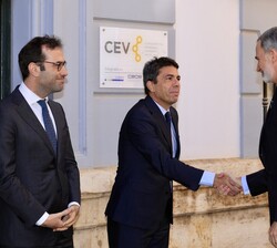 Su Majestad el Rey recibe el saludo del presidente de la Generalitat Valenciana, Carlos Mazón