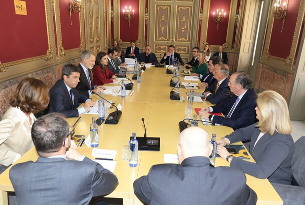 Don Felipe y Doña Letizia durante la reunión mantenida con los representantes de las Organizaciones Empresariales