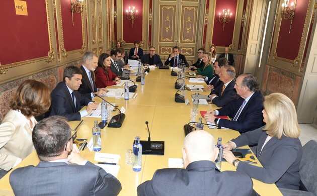 Don Felipe y Doña Letizia durante la reunión mantenida con los representantes de las Organizaciones Empresariales