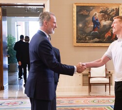 Su Majestad el Rey recibe el saludo del capitán del equipo Unicaja Baloncesto, Alberto Díaz