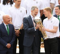 Don Felipe recibe de manos del capitán del equipo Unicaja Baloncesto, Alberto Díaz, el trofeo que lleva Su nombre