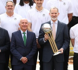 Don Felipe con el trofeo que lleva Su nombre, acompañado del presidente del equipo Unicaja Baloncesto, Antonio Jesús López Nieto, y de su capitán, Alb