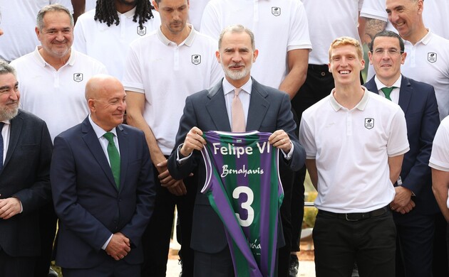 Don Felipe recibió una camiseta serigrafiada con Su nombre del equipo Unicaja de Baloncesto 