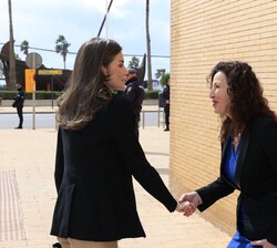 Su Majestad la Reina recibe el saludo de la alcaldesa de Almería, María del Mar Vázquez