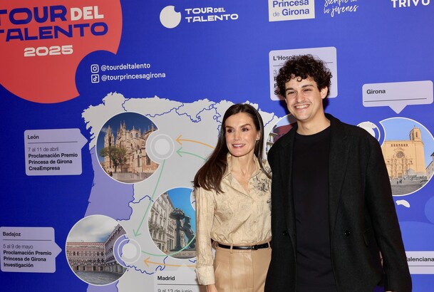 Su Majestad la Reina junto a Manuel Bouzas, Premio Arte 2025