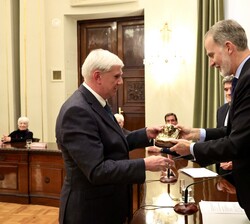 Su Majestad el Rey hace entrega del galardón a Roberto Serrano, el premio es una escultura
