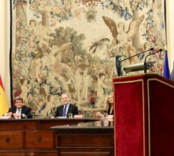 El galardonado, Roberto Serrano, dirige unas palabras de gratitud por el reconocimiento recibido