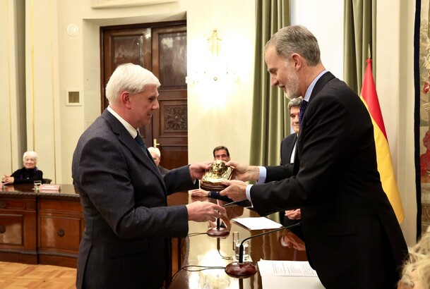 Su Majestad el Rey hace entrega del galardón a Roberto Serrano, el premio es una escultura