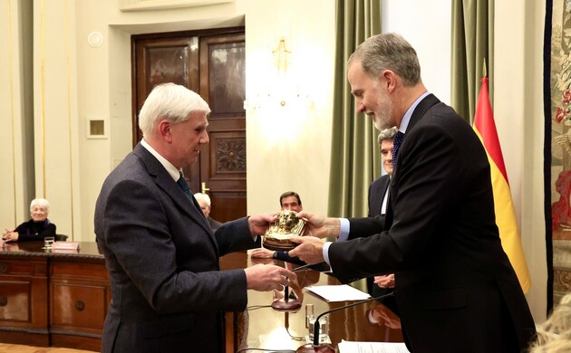 Su Majestad el Rey hace entrega del galardón a Roberto Serrano, el premio es una escultura