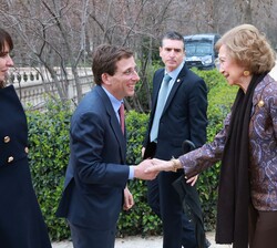 Su Majestad la Reina Doña Sofía recibe el saludo del alcalde de Madrid, José Luis Martínez Almeida