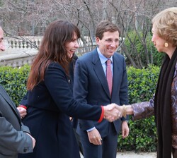 Doña Sofía recibe el saludo de la subsecretaria de Cultura, Carmen Páez