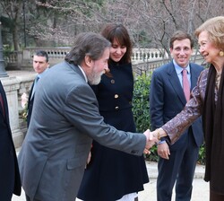 Doña Sofía recibe el saludo del presidente de la Asociación Española de Pintores y Escultores, José Gabriel Astudillo