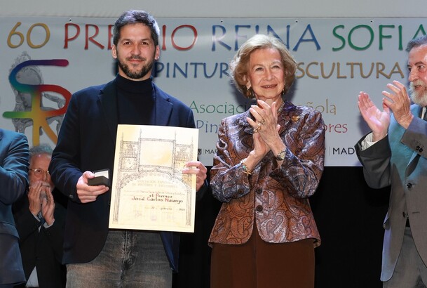 Doña Sofía junto al premiado tras recoger el galardón