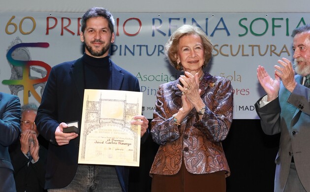 Doña Sofía junto al premiado tras recoger el galardón