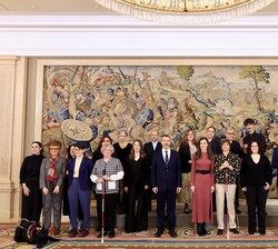 Fotografía de grupo de Doña Letizia junto a los componentes de la audiencia a una representación de la Federación de Asociaciones de Personas Sordocie