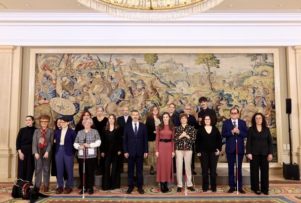 Fotografía de grupo de Doña Letizia junto a los componentes de la audiencia a una representación de la Federación de Asociaciones de Personas Sordocie