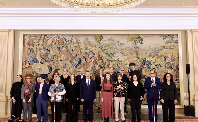 Fotografía de grupo de Doña Letizia junto a los componentes de la audiencia a una representación de la Federación de Asociaciones de Personas Sordocie