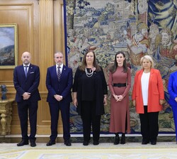 Fotografía de grupo de Su Majestad la Reina junto a los componentes de la audiencia a un representación de la Asociación Víctimas del Terrorismo