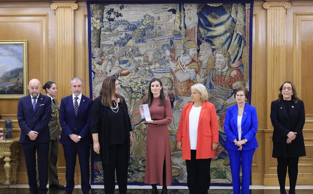 Doña Letizia con los componentes de la audiencia tras recibir el premio