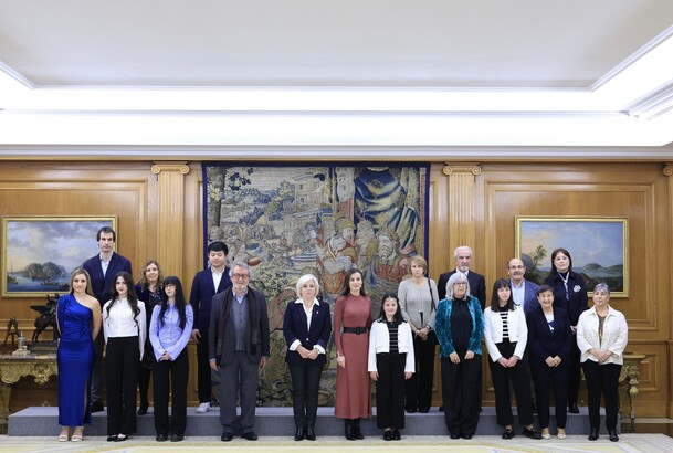 Fotografía de grupo de Su Majestad la Reina junto a los componentes de la audiencia