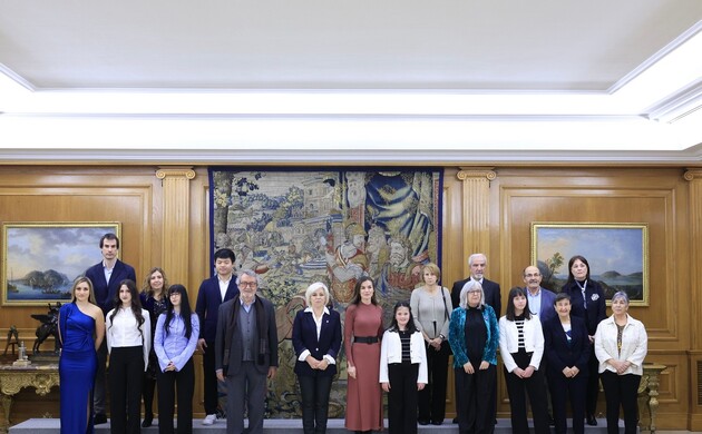 Fotografía de grupo de Su Majestad la Reina junto a los componentes de la audiencia