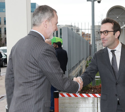 Su Majestad el Rey a su llegada al acto es recibido por el ministro de Economía, Comercio y Empresa, Carlos Cuerpo