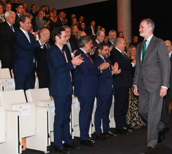 Su Majestad el Rey a su llegada al auditorio recibe un caluroso aplauso
